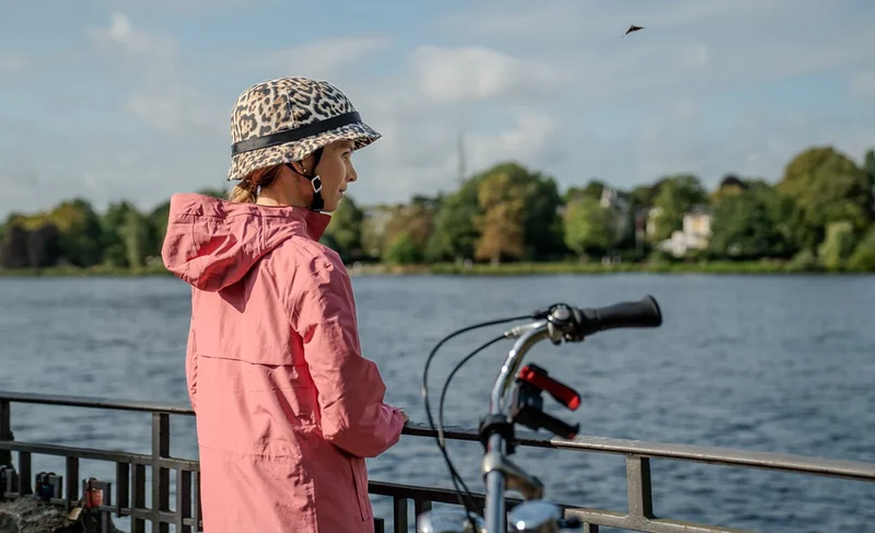 Yakkay Smart Two Helmet Black + Yakkay Tokyo Feline Flair
