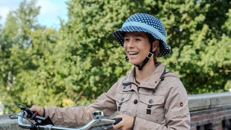 Yakkay Smart Two Helmet Black + Yakkay Tokyo Skyline Dots