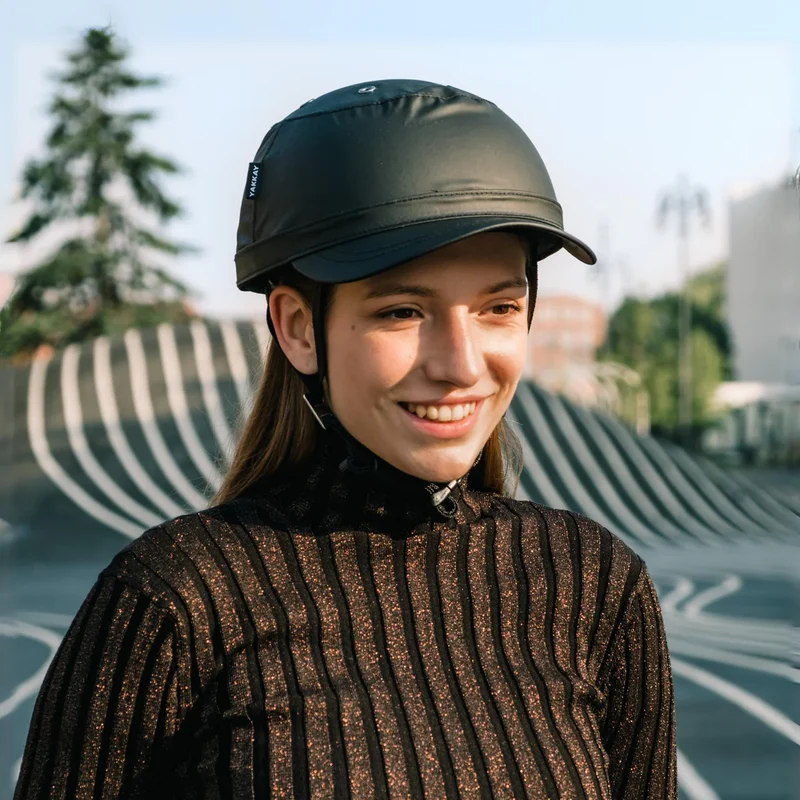 Yakkay Black Helmet + Paris Oilskin Cover