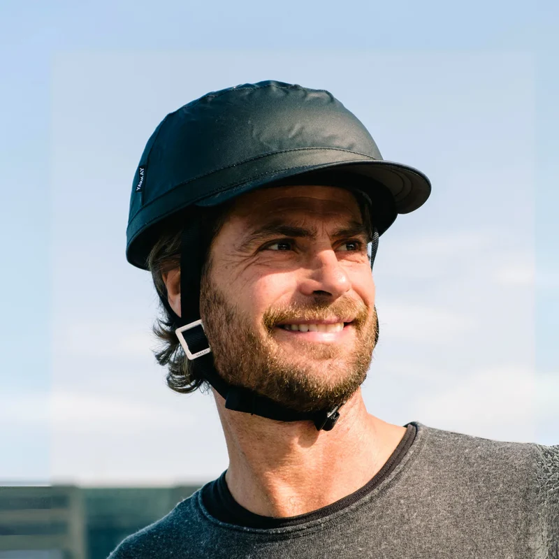 Yakkay Black Helmet + Paris Oilskin Cover