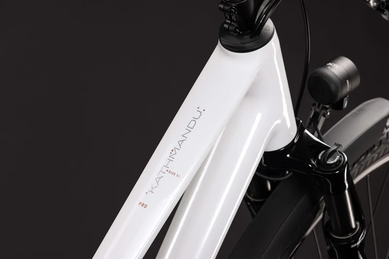 Cube Kathmandu Pro metallicwhite´n´chrome Trapeze 2027
