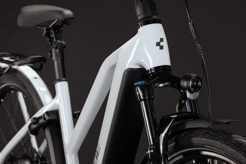 Cube Kathmandu Hybrid Deluxe Pro 800 metallicwhite´n´chrome Trapeze 2027