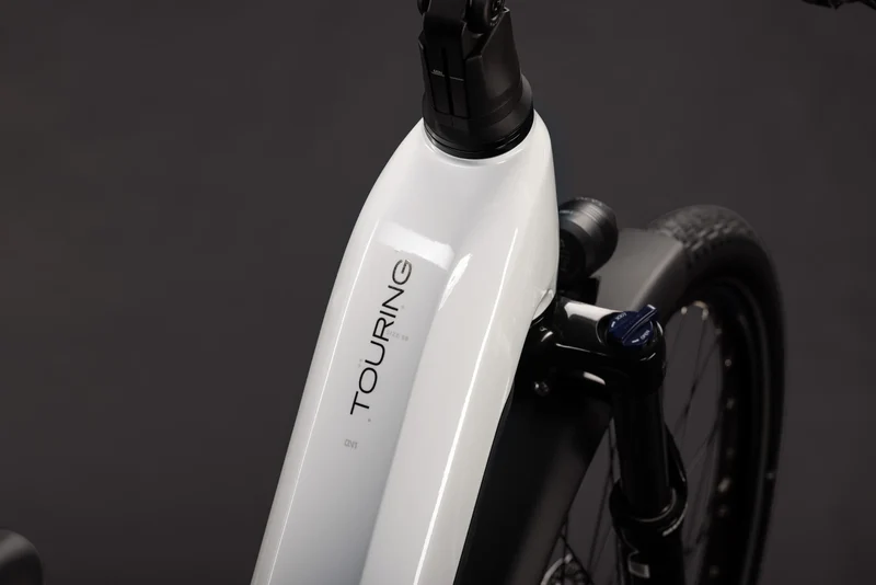 Cube Touring Hybrid ONE 600 metallicwhite´n´chrome EE 2027
