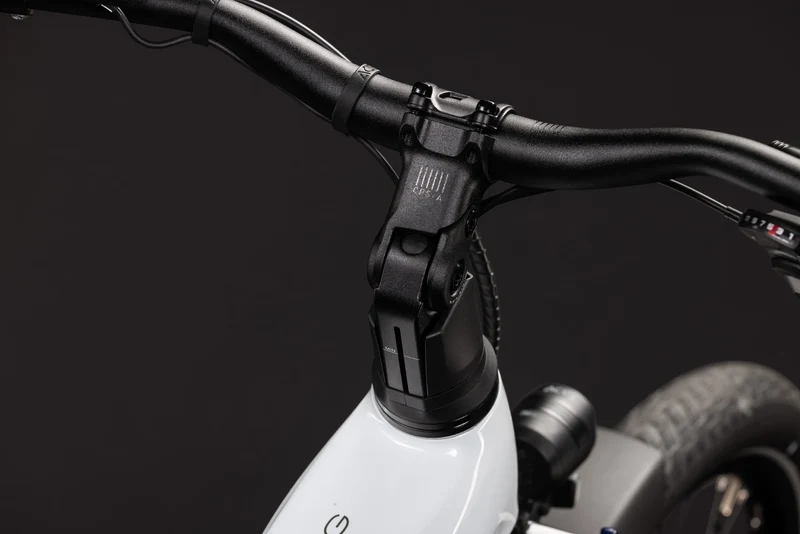 Cube Touring Hybrid ONE 600 metallicwhite´n´chrome Trapeze 2027