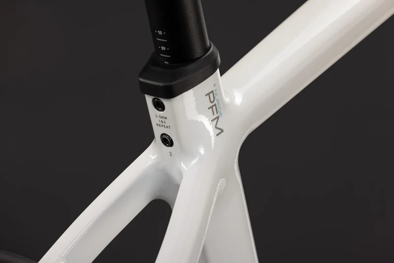 Cube Nuride Hybrid Performance 720 metallicwhite´n´grey 2027