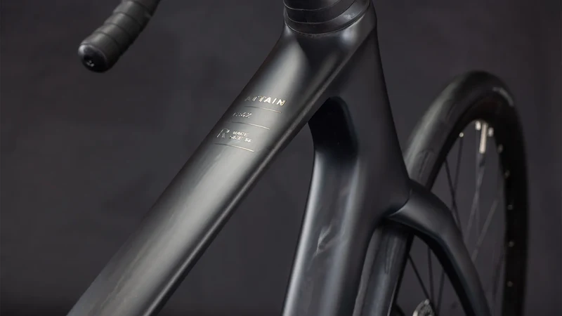 Cube Attain C:62 Race blackline 2026